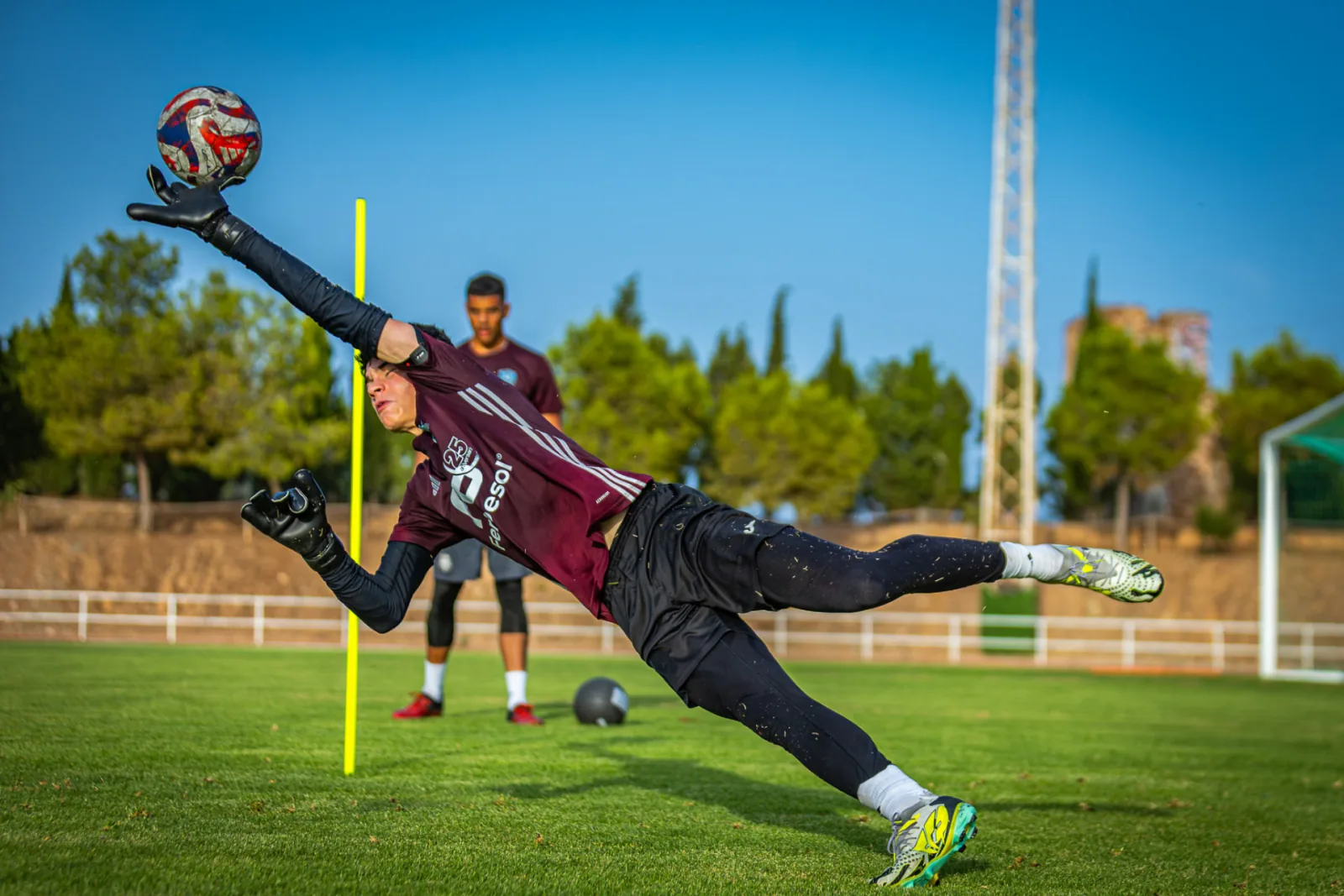 Portero de Pau Keepers Academy en estirada en La Llosa
